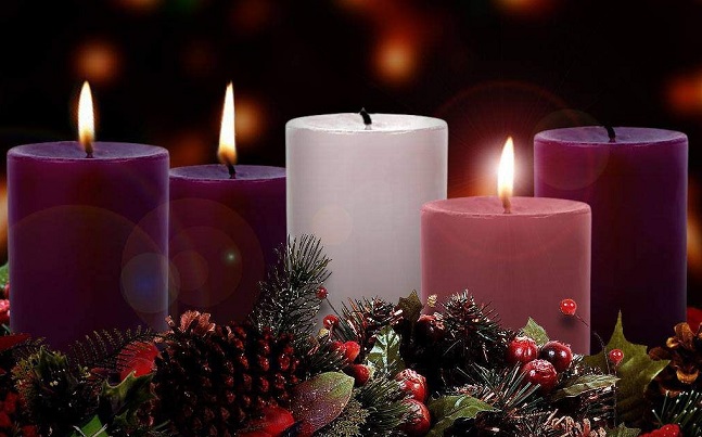 Los colores de las velas de la corona son los mismos que utiliza el párroco en sus ornamentos para celebrar las eucaristías correspondientes a cada domingo, y la noche de Navidad. 