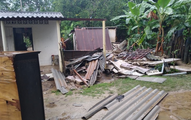 Cerca de 26 voluntarios de la Defensa Civil estuvieron a cargo de ayudar a la población afectada tras la creciente súbita, en la que reportaron que el agua alcanzó a llegar al metro y medio de altura en las casas y en otros lugares hasta los dos metros.