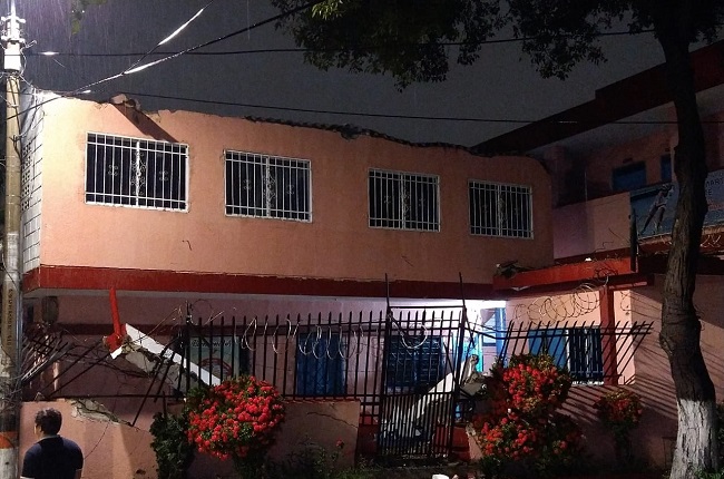 El temporal desatado en la noche del sábado 21 de noviembre sobre la ciudad de Santa Marta, causó estragos y provocó el derrumbe de una pared de la escuela ubicada en el sector de Los Almendros.