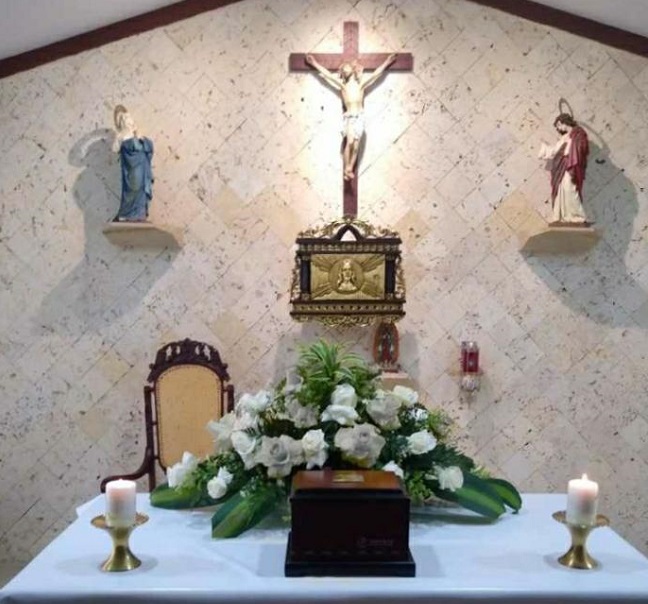 En el altar de la capilla de la Casa Episcopal, reposan en un cofre las cenizas de monseñor Luis Adriano Piedrahita Sandoval, Obispo de la Diócesis de Santa Marta.