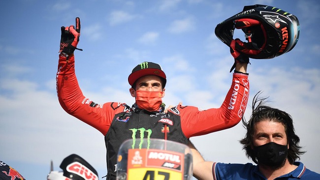 El piloto argentino Kevin Benavides del equipo Honda se convirtió en el ganador en el Dakar en la modalidad motocicletas.