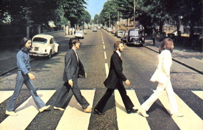 El paso de cebra más famoso del mundo: Abbey Road. Ringo, Paul, George y John posaron para la portada del Álbum con el mismo nombre. El 8 de agosto de 1969.