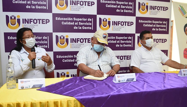 El alcalde de Ciénaga Luis Tete Samper, el rector del Infotep, Leonardo Pérez Suescún y la secretaria de Educación Karen Villafaña Ariza.
