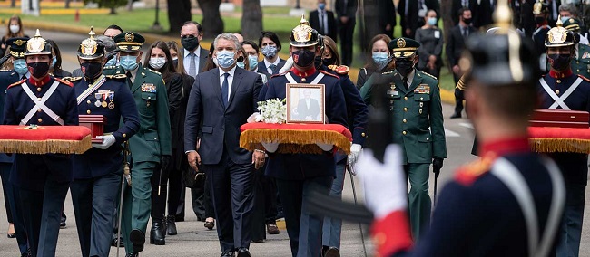 El sepelio del ministro de Defensa, Carlos Holmes Trujillo García se llevó a cabo Escuela Militar de Cadetes ‘José María Córdova’ en Bogotá.
