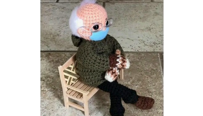 La creadora del muñeco de croché, Tobey King, se inspiró en la imagen del senador y exaspirante presidencial Bernie Sanders sentado durante la investidura del presidente Joe Biden.