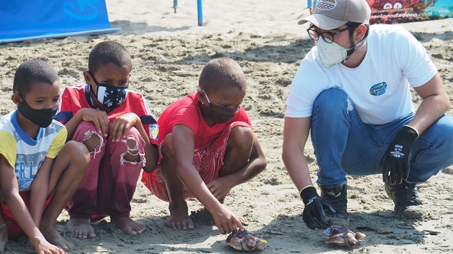 Los niños fueron protagonista en este acto de liberación de las tortugas marinas por parte de Corpamag y el Acuario de El Rodadero.