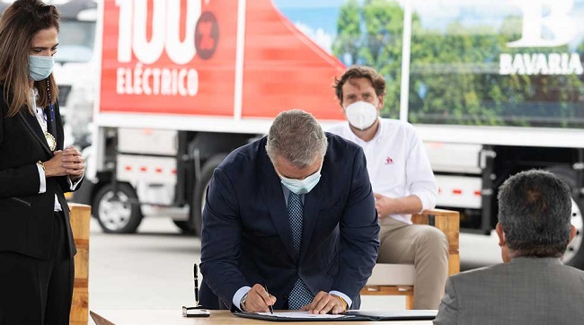 El gobierno del Presidente Duque determinó la destinación de mínimo el 2% de las plazas de parqueo para uso preferencial de vehículos eléctricos.