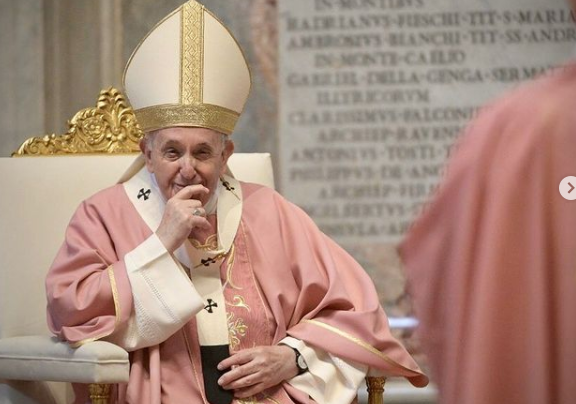 Todos los días se publican las fotos realizadas por el servicio fotográfico del Vaticano que muestran a el Papa Francisco en sus funciones.