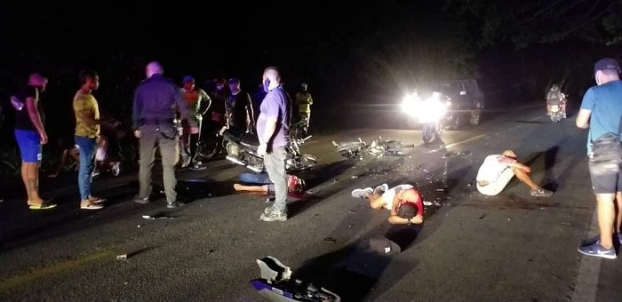 El fuerte impacto entre las dos motocicletas dejó a uno de los jóvenes muerto en el lugar de los hechos, según las autoridades.