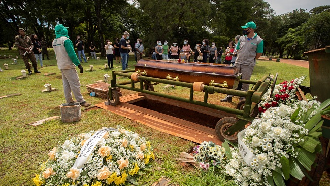El país sudamericano se encuentra en alerta roja por el incremento de casos positivos y de muerte diarias.
