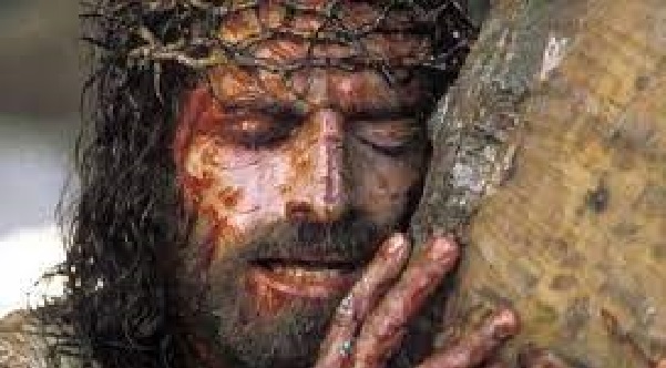 El actor Jim Caviezel que interpreta el papel de Jesús, implora a Dios en una escena de la película La Pasión de Cristo.