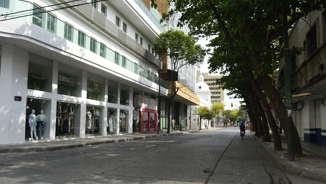 La avenida Campo Serrano estuvo despejada y desolada, en la zona solo transitaron los buses y los taxis y que tenían permiso