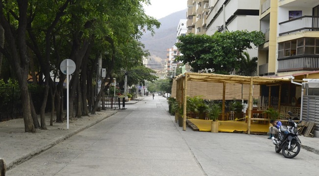 Las calles de El Rodadero permanecieron solas y se notó el cumplimiento por parte de los samarios. 