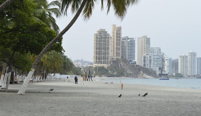 La Policía Metropolitana hizo presencia en las playas de El Rodadero, vigilando la restricción de ingreso a estas playas.