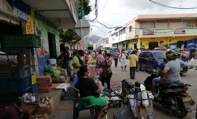 Vendedores informales aglomerados y ocupando espacio público en la Carrera 10 con calle 11 en el Mercado Público de Santa Marta. Foto: Edgar Fuentes. 