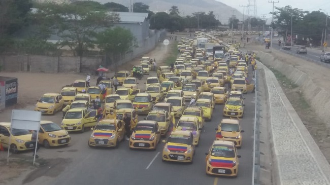 De manera pacífica y con los protocolos de bioseguridad el gremio de taxistas salió a manifestar este lunes.