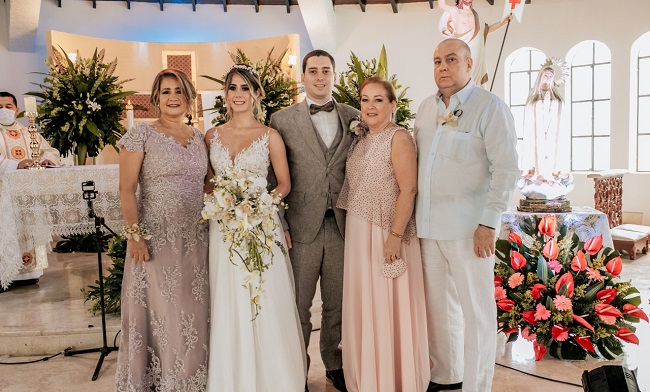 Los nuevos esposos con sus padres Juan Carlos Arias González, María Cristina Vives Lacouture y Nhora Mendoza Durango.
