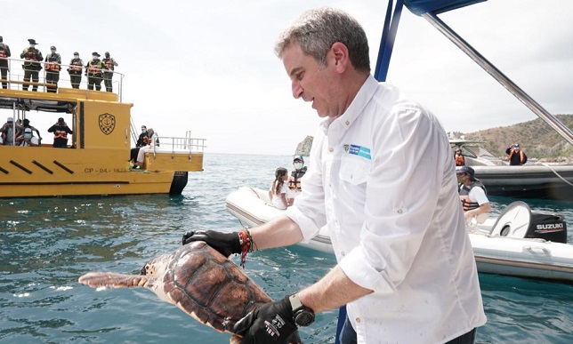 Ministro de Ambiente, Carlos Eduardo Correa, en el acto de liberación de 55 tortugas caretta.