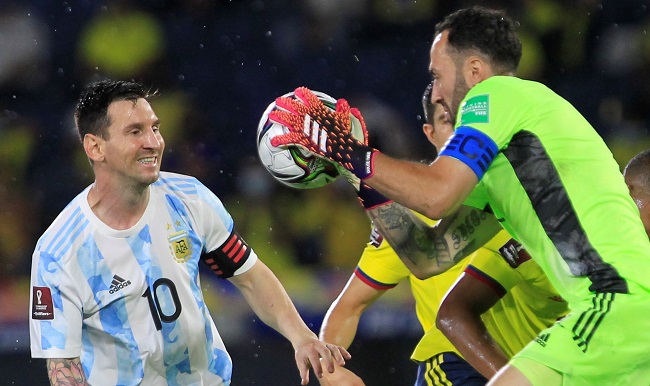 El portero David Ospina terminó como una de las figuras del partido al aguantar el ataque de los delanteros de Argentina.