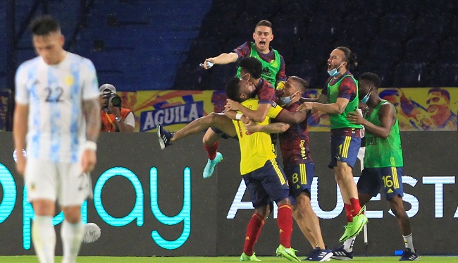 Los jugadores colombianos festejan tras el gol de Borja sobre el minuto final del compromiso. Empate que le da la posibilidad a Colombia de seguir luchando por un cupo al Mundial de Catar.