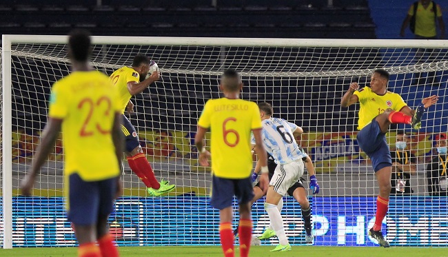 Un impecable cabezazo del delantero Miguel Ángel Borja le dio el empate a Colombia sobre Argentina.