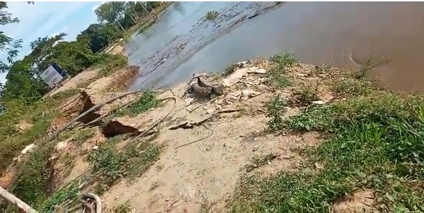 Imagen tomada de uno de los videos hechos por la comunidad en el momento del derrumbe del terreno producto de la socavación.