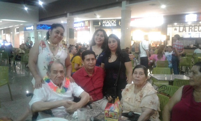 Con su esposa Ediht la esposa y sus hijos Merys Astrid, Angélica Mercedes, Rebeca Cecilia y Hubert Ramírez Pineda.