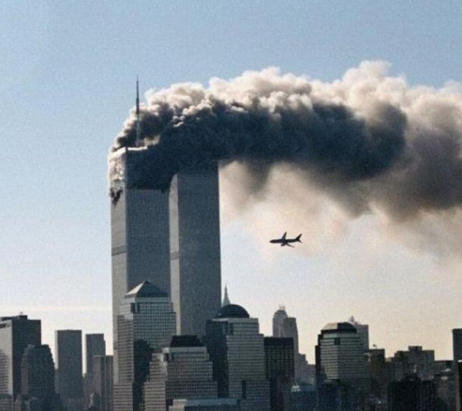 Imagen del vuelo 175 de United Airlines segundos antes de chocar con la Torre Sur del World Trade Center. 