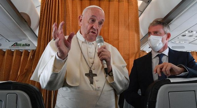 El Papa habló con los periodistas en el vuelo de regreso de Bratislava a Roma. 
