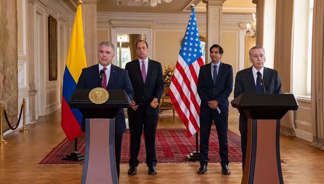 El Presidente Iván Duque junto con el asesor adjunto de Seguridad Nacional de Estados Unidos, Daleep Singh, y otros funcionarios del orden nacional.