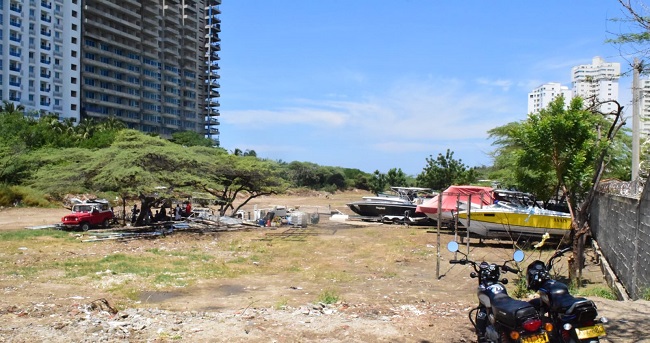 En dicha construcción se realizó la tala ilegal de árboles y además se observan los yates, lanchas y carros parqueados.