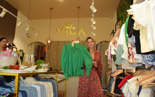 Vianchi Camacho mostrando la colección de prendas para mujer.