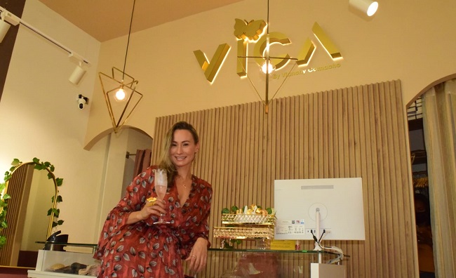 La propietaria de la tienda de ropa ‘Vica’ estuvo muy feliz por la inauguración de su nueva tienda de ropa.