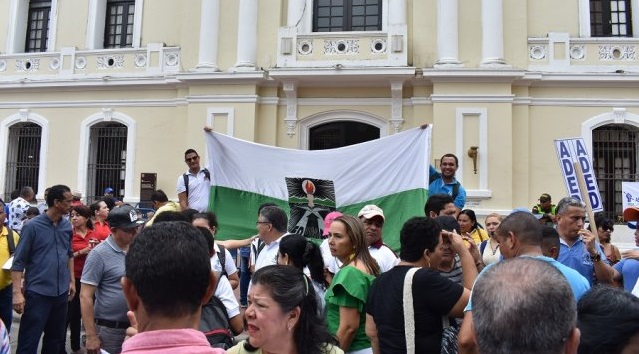 Los maestros manifestaron que mientras no reciban el pago de los retroactivos, se van a mantener en “Operación Cobremos”.