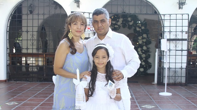 Luciana acompañada de sus padres Carlos Miguel Vives Camargo y Catalina Gómez.