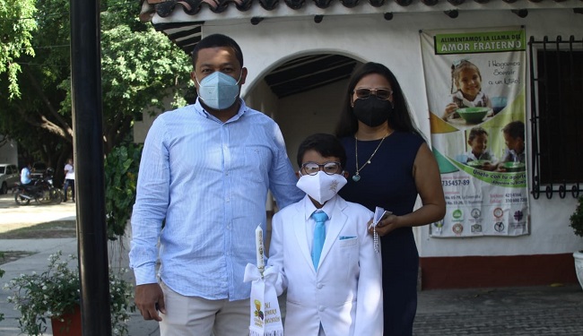 Manuel Candanoso Costa con sus padres Franklin Candanoso y Lorena Costa.