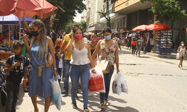 La Federación Nacional de Comerciantes, Fenalco, firmó un compromiso con el Gobierno nacional para garantizar la implementación de todos los protocolos de bioseguridad necesarios para evitar nuevos picos de contagios de coronavirus durante las próximas tres jornadas de descuentos del 2021.