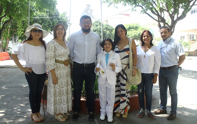 Fabián Jacop Bolaño Soto acompañado de sus papás, padrinos y abuelas: Fabián Bolaño, Carolina Soto, Adalberto Santodomingo, Carna Bolaño, Alicia Manjares y Lila Gutiérrez. 