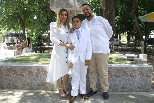 José Vicente Flores Bermeo con sus papitos Luis Flores y Lina Bermeo. 