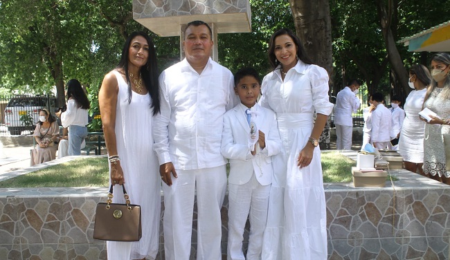 Sebastián Gordillo Turbay con sus papás Jaime Gordillo Alida Turbay y su tía Diana Gordillo.  