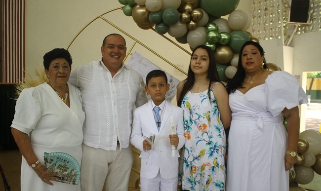 Sebastián Urueta Diazgranados, acompañado de sus padres Tulio Urueta y Mariela Diazgranados, su abuela Luz María Bisbal y su hermana Andrea Diazgranados. 