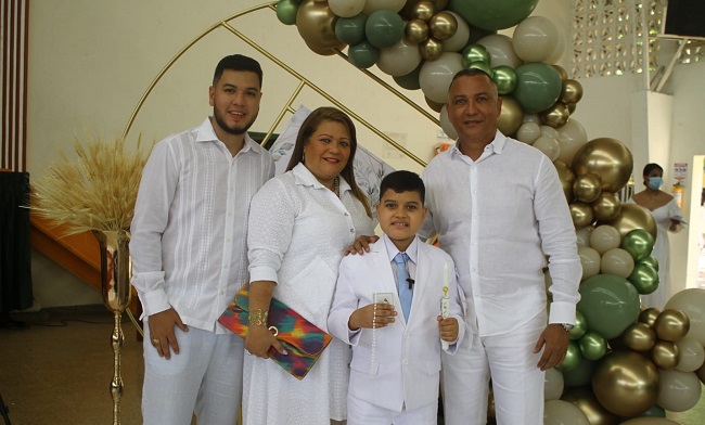 Antonio rada Blanco con sus padres Efrain Rada, Sandra Blanco, y su hermanoCristian Rada. 