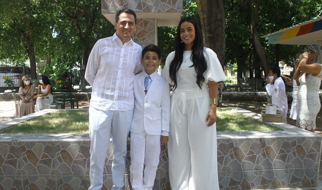Tomás Trheebilcok Agudelo al lado de sus padres Carlos Trheebilcok y Laura Agudelo.
