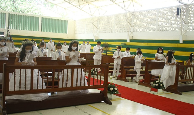 Los nuevos comulgantes durante la ceremonia de la primera comunión. 