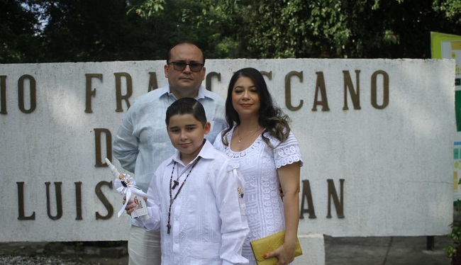 Samuel Andrés Balaguera Márquez acompañado de sus padres Pedro Balaguera y Carmen Márquez.
