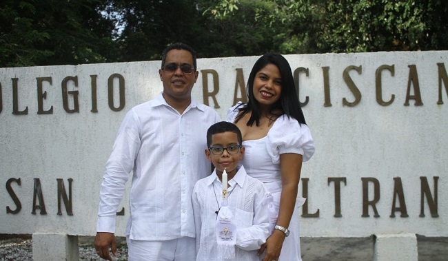 Samuel Andrés Hernández Rada, con sus padres Boris Hernández y Liseth Rada.