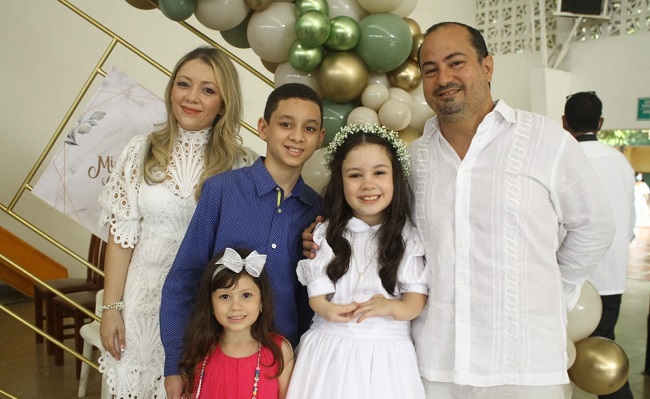 Juliana Acevedo Momoli con sus papás Leonardo Acevedo y Catalina Momoli y sus hermanos Juan Acevedo y Silvana Acevedo.