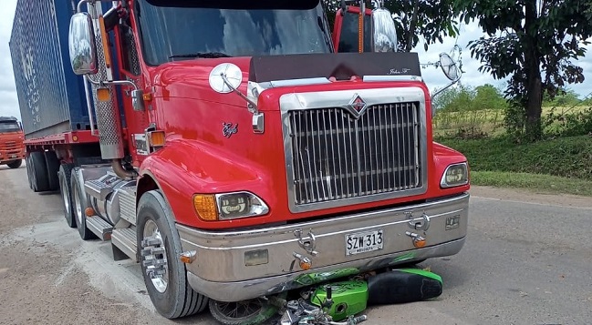 La motocicleta en la que se movilizaba la víctima quedó debajo de la tractomula implicada en el accidente.