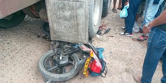 Debajo de las llantas traseras de un carrotanque quedó la motocicleta en la que se movilizaban las víctimas.