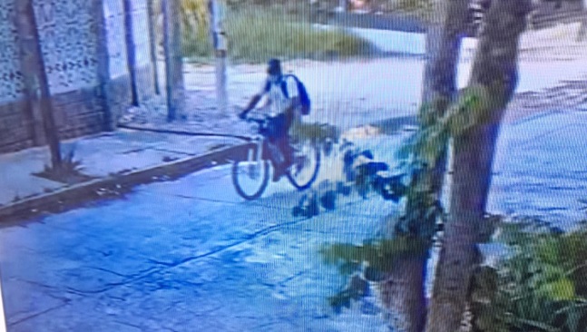 Otro de los presuntos asesinos salió del lugar en una bicicleta, que cuadras más adelante del lugar de los hechos dejó abandonada.